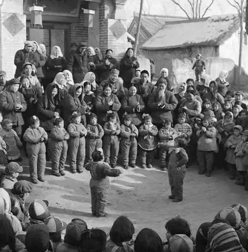 九张反映过年气氛的照片,百张罕见的过年老照片这才是年味