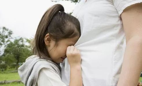 女儿被校园霸凌爸爸捅伤,女儿被校园欺凌妈妈来报仇