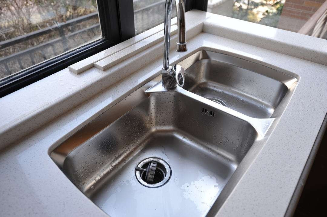 厨房台面总溅水怎么办？学会这招，轻松解决你的烦恼！