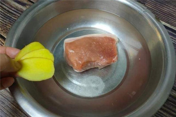 吃猪肉总感觉有臭味别人吃不出来,吃猪肉总是觉得猪肉是臭的