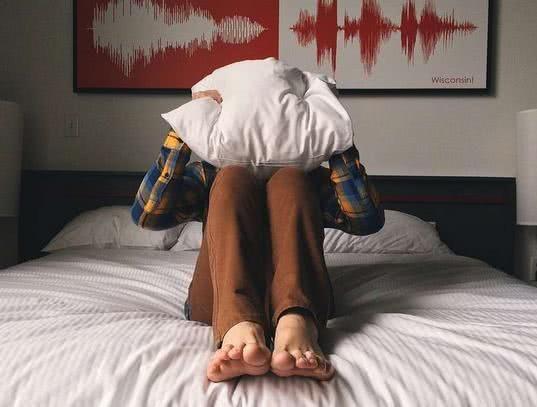 床单久睡不晒螨虫“成堆”？教你1招，不用洗不用晒，轻松除螨虫