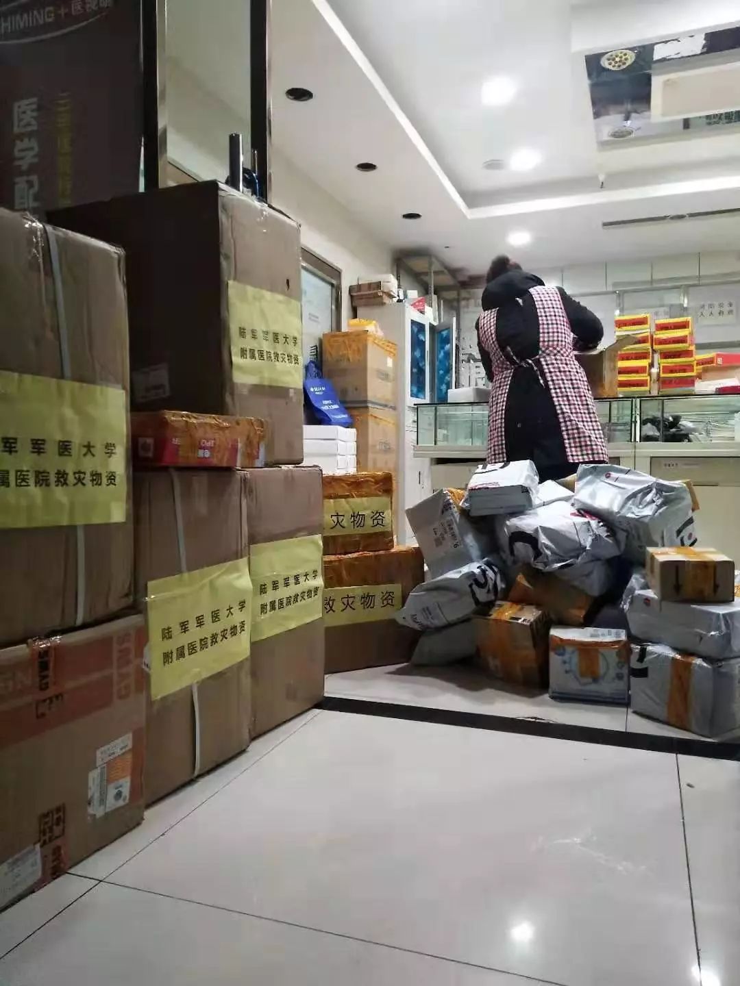 眼镜人在行动|疫情下的「空城」重庆，爱心在蔓延