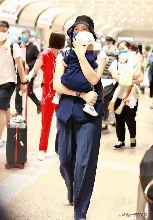 朱丹久违晒一家四口秀幸福,朱丹后街男装