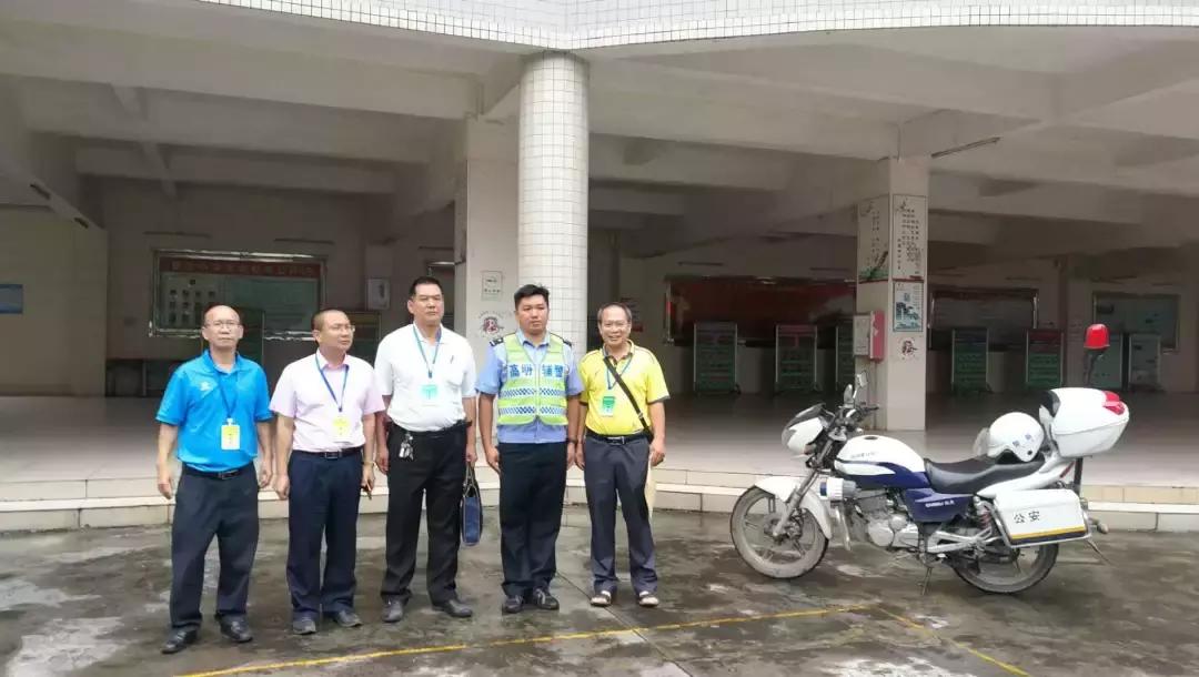 全国性试卷堵在高明大道,交警叔叔来“抢答”