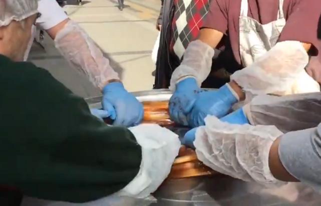 中国人在国外做龙须糖,法国人做龙须糖