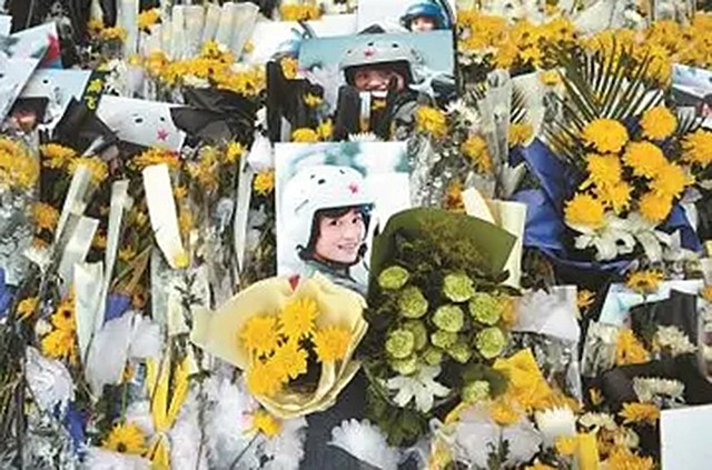 金孔雀余旭的最后一程：36万群众手捧菊花送别，墓前4架飞机模型