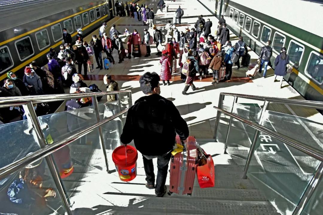 非必要不返乡过年真的好吗,春运首日拉萨机场