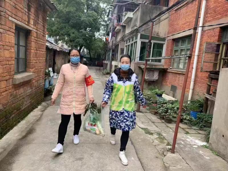 社区志愿者为隔离人员买菜,社区干部为隔离人员采购用品