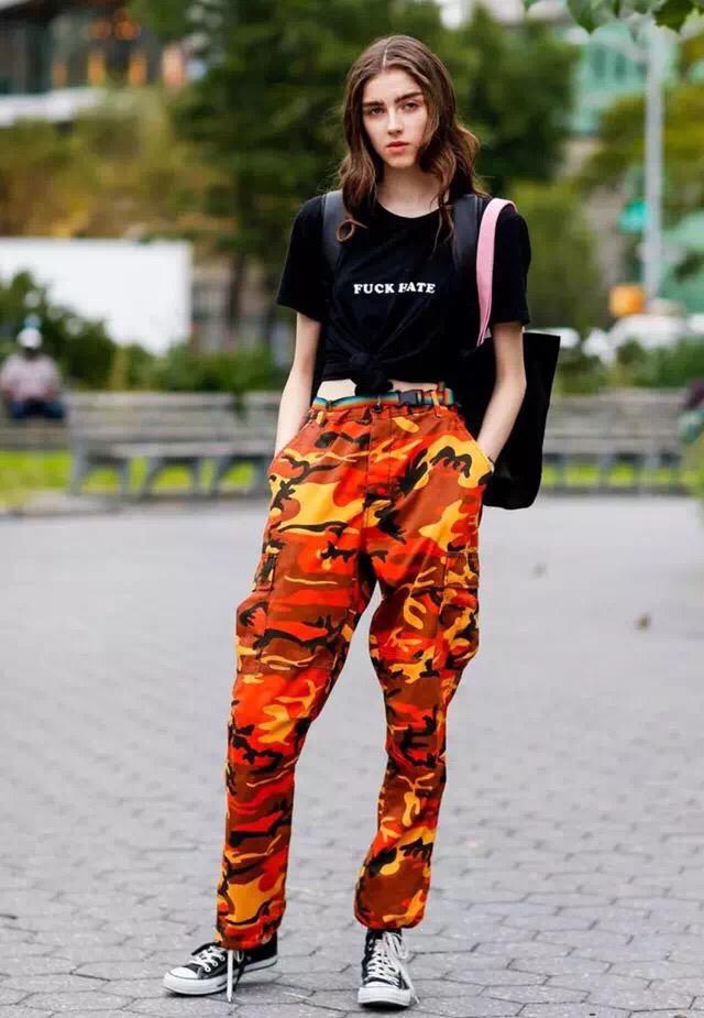 工装裤搭配宽松版t恤穿搭,今年最流行工装裤外套穿搭