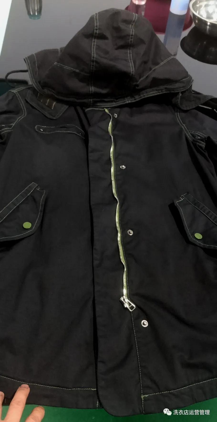 84把黑衣服脱色了怎么办,84能让衣服脱色到全白吗