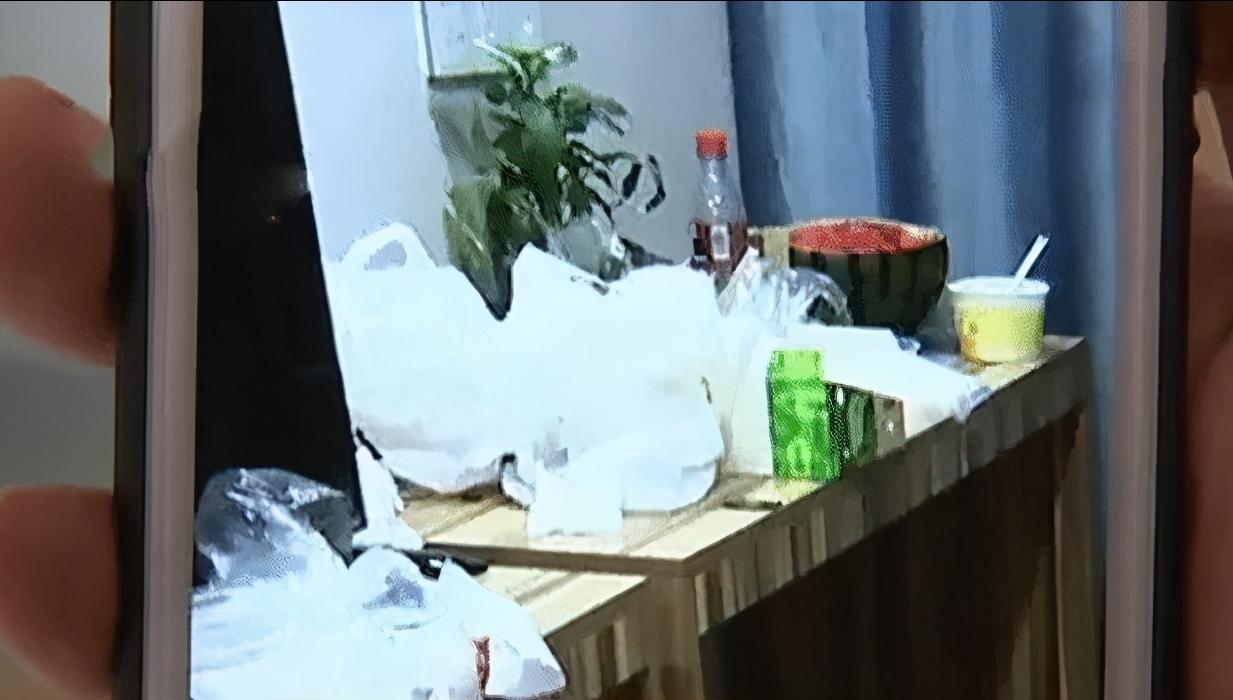 年轻情侣入酒店没结账跑路！客房内味道，无法描述