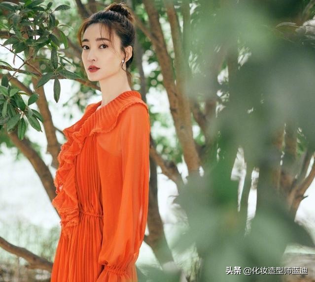 刺绣高级感连衣裙怎么搭配,越简单越好的连衣裙