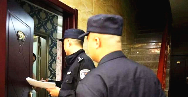 情侣住酒店遇到警察查房会怎么样,情侣遇警察查房搞笑瞬间