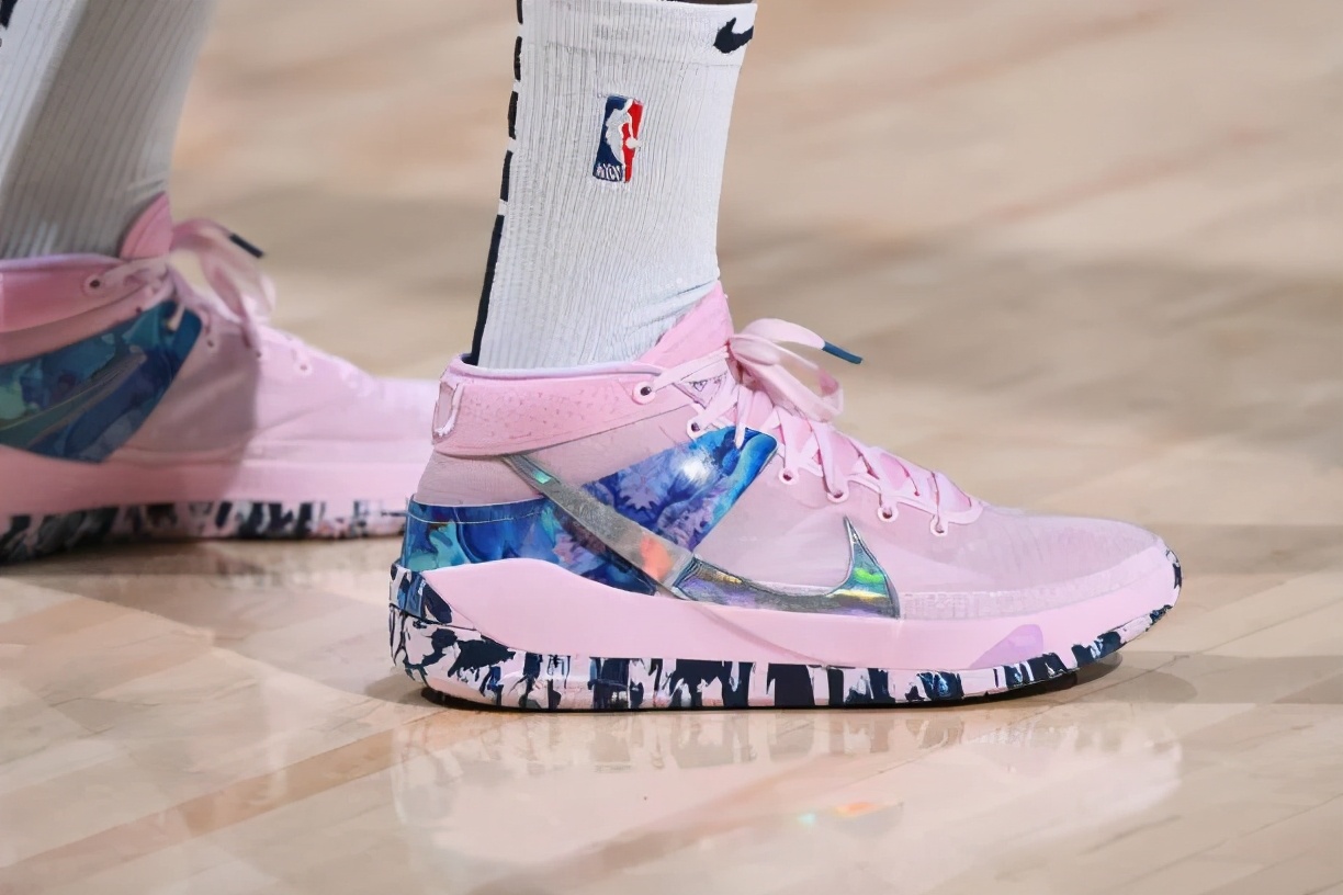 nba球员上脚球鞋闪击8,nba球星上脚闪击6圣诞节