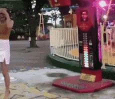 姑娘搞笑gif图片,搞笑gif妹子你的衣服太前卫了