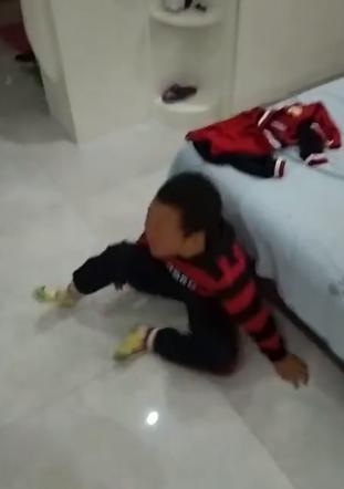 7岁男孩不给玩手机就撒泼打滚不吃饭哭个不停这种孩子咋教育