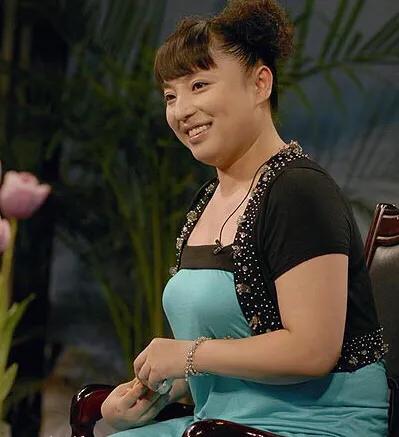 著名笑星三湘第一美女何晶晶,46岁笑星何晶晶近况凄惨无人识