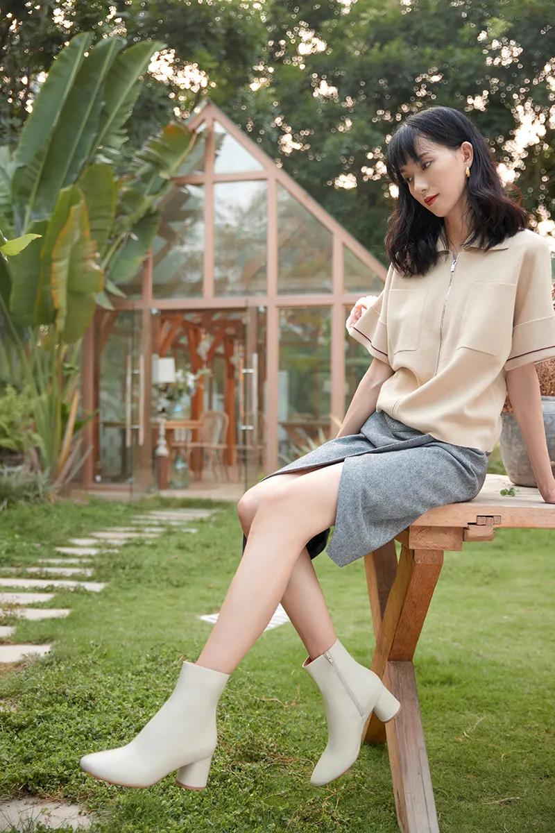 时髦大气的短靴整个look气场提升,牛仔裤短靴入冬正流行好看又高级