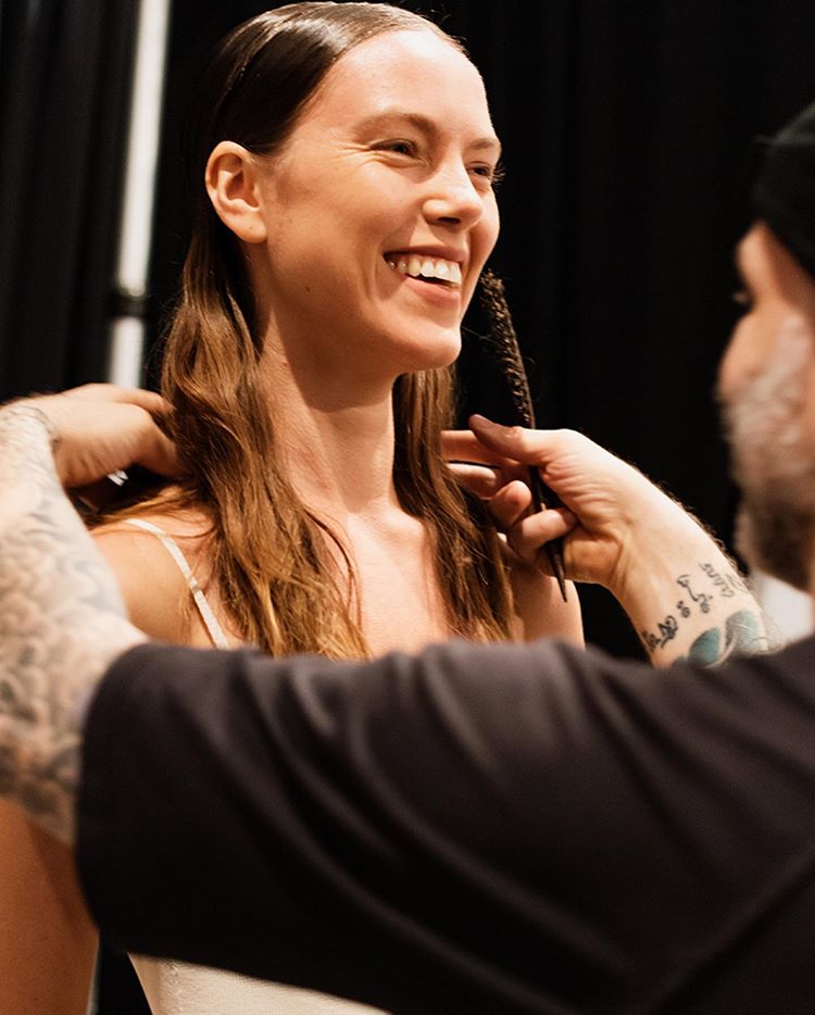 毛躁发质头皮油,头发少且出油怎么护发