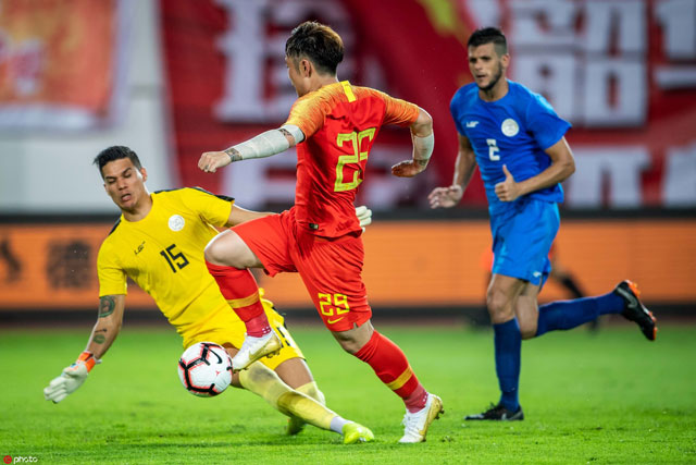 里皮球迷欢呼,里皮带领中国队球迷欢呼