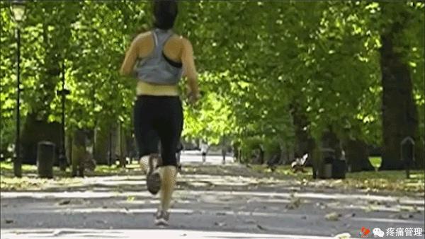 走路屁股扭来扭去是种病，还会导致腰痛、脚痛