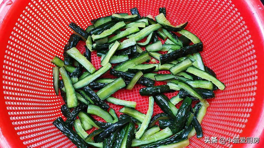 饭店的腌黄瓜为什么脆嫩好吃,用这个方法腌黄瓜黄瓜脆嫩