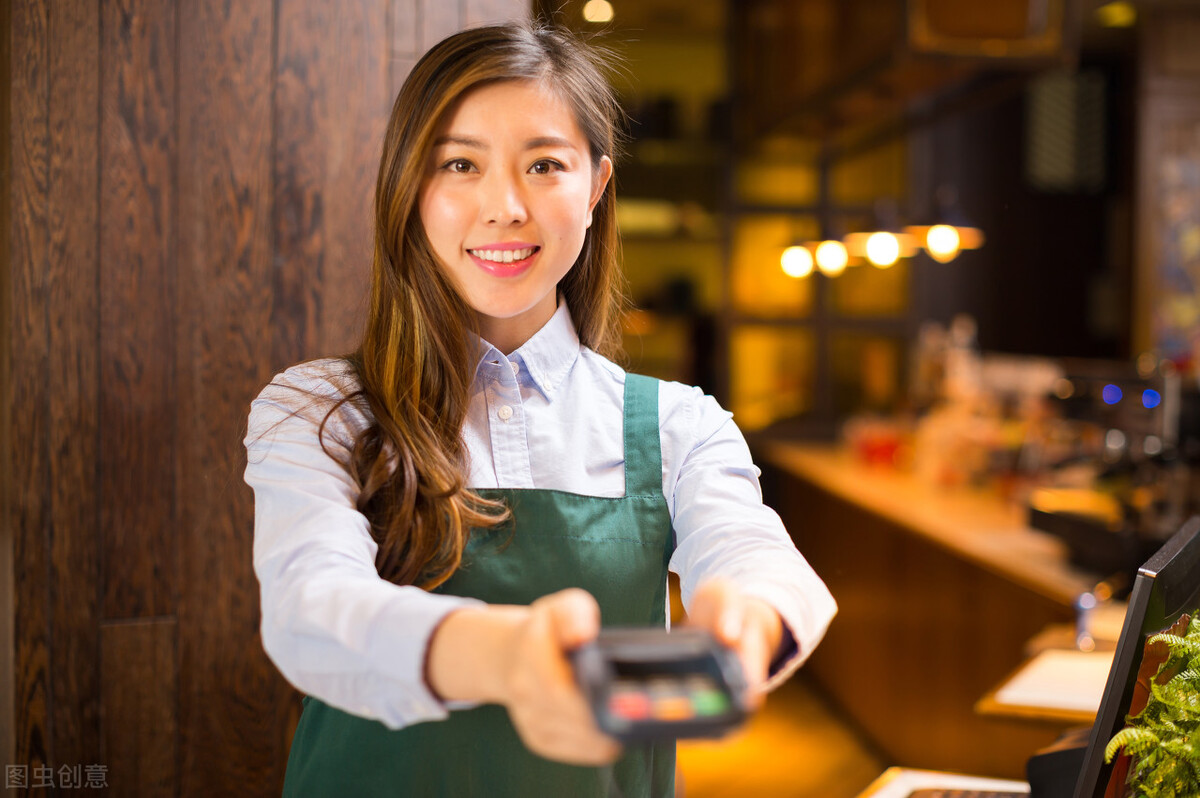 农村大叔摆摊生意火爆,开个凉粉店一年赚多少钱