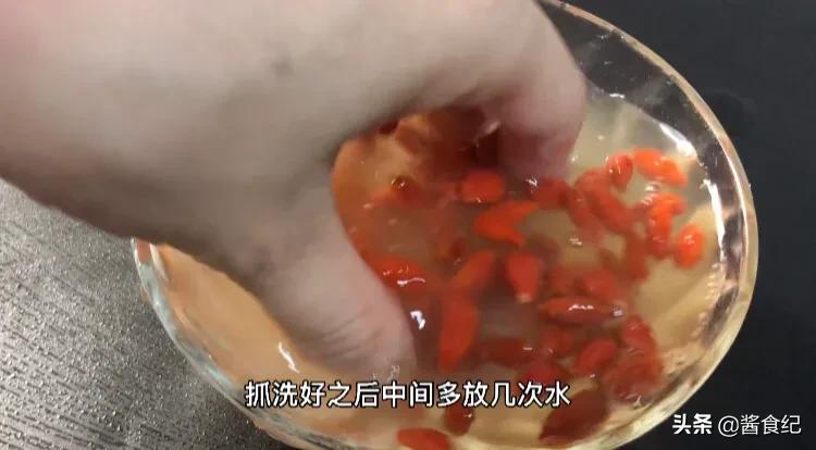 鸡蛋核桃枸杞一起吃有什么好处,枸杞加鸡蛋生姜对男人有什么好处