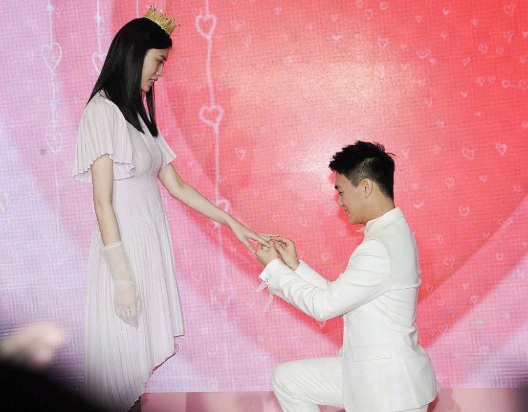 何猷君奚梦瑶求婚戴哪只手,何猷君奚梦瑶错别字