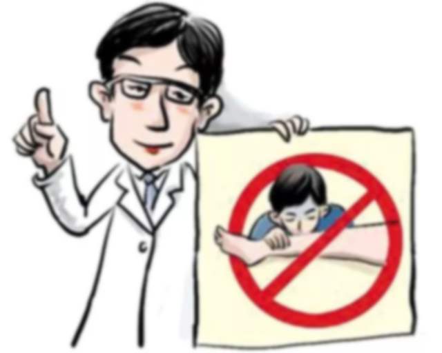 湖南一男子上厕所遇剧毒眼镜蛇,一男子在枕头下发现五步蛇