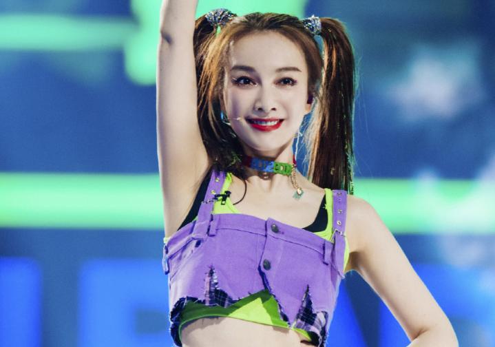 大佬力捧多年没火，“人间富贵花”如今居然凭借几套衣服出圈了？