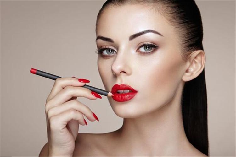 涂口红烂嘴了怎么办,涂口红总是沾杯教你小窍门