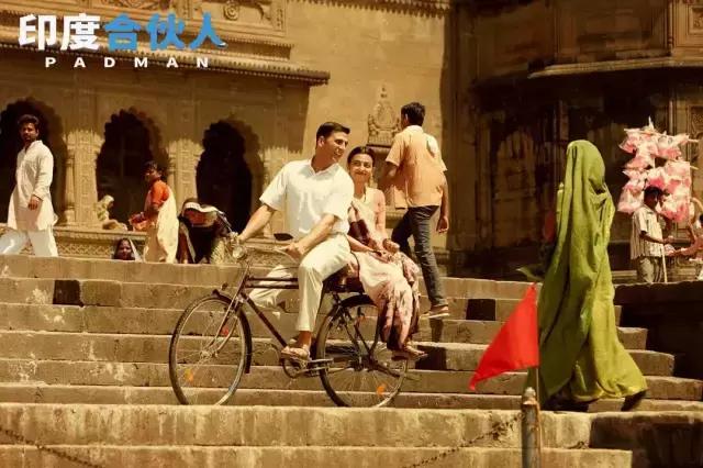 这个了不起的男人，靠着给女人做卫生巾成为英雄！