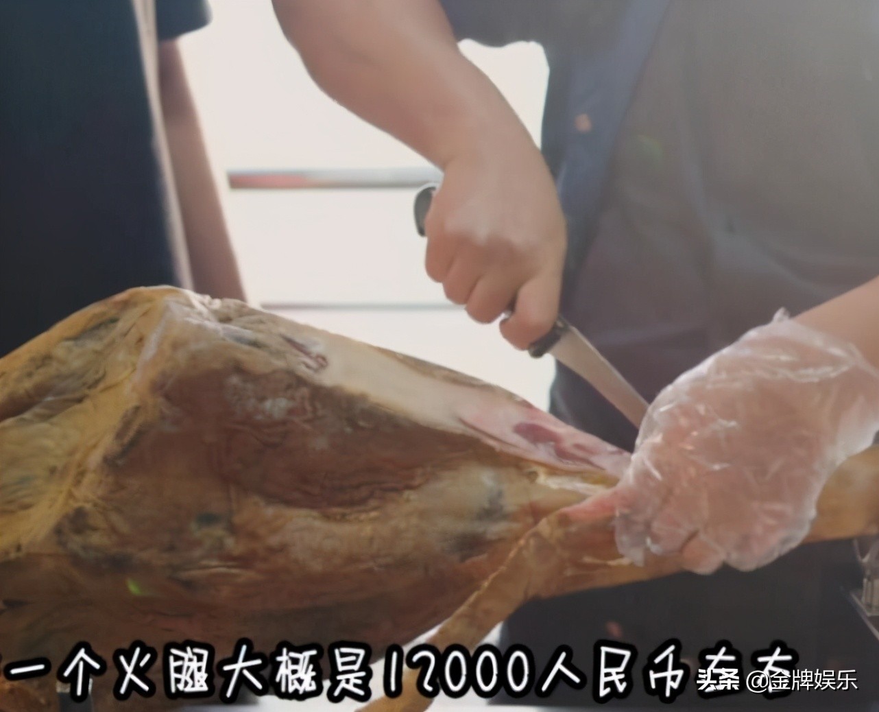 周立波分享五一假期的动态！在家里吃上万元的西班牙顶级火腿