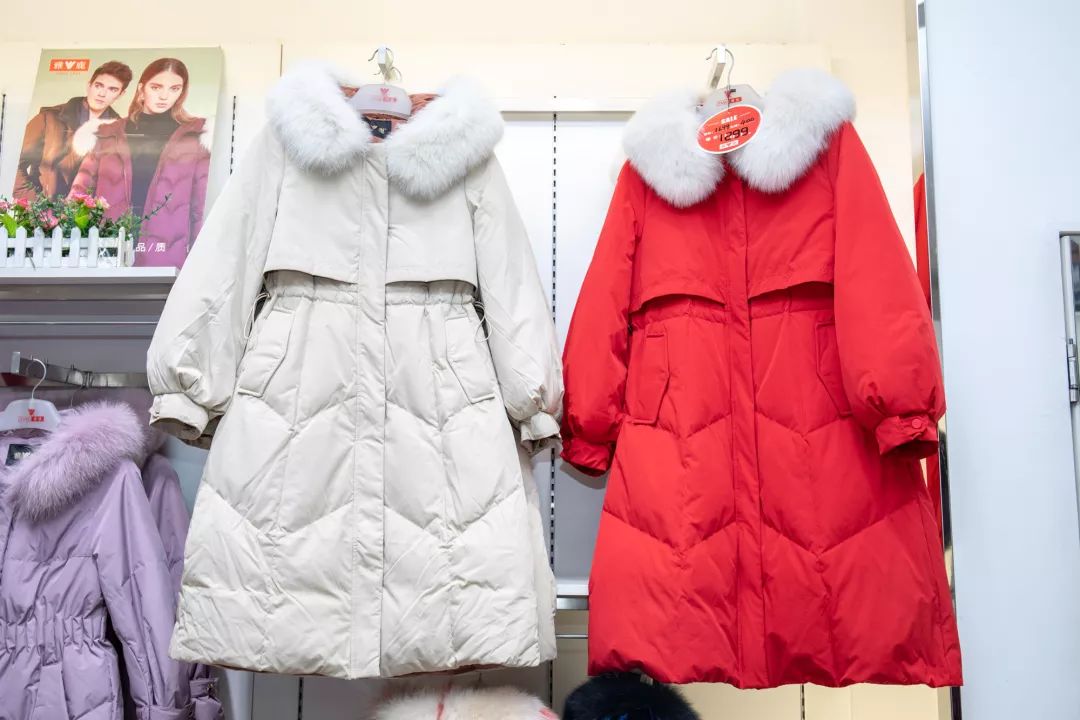 品牌羽绒服低至99元！百货大楼要被搬空了