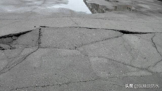 屋顶积雪达到什么程度必须清除,南方屋顶积雪最好的清理办法