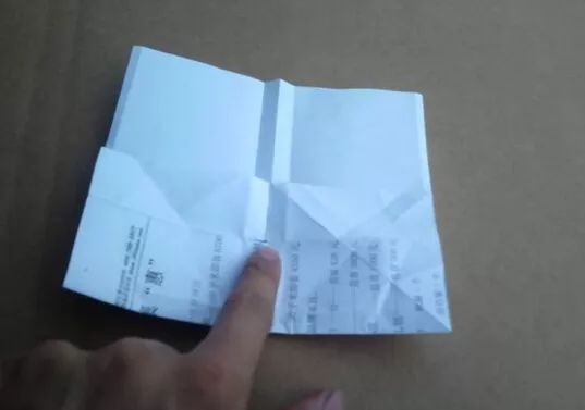 实际上可以飞超远的纸飞机,特别简单但是可以飞很远的纸飞机