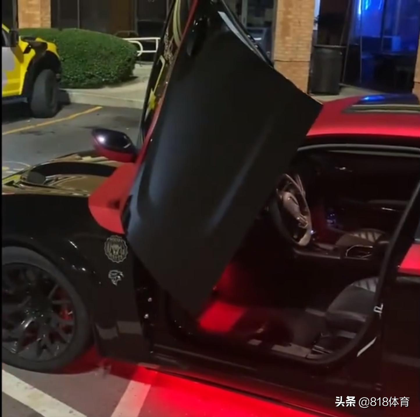 有钱真好！奥尼尔晒新买道奇战马地狱猫跑车，一猫腰上车扬长而去