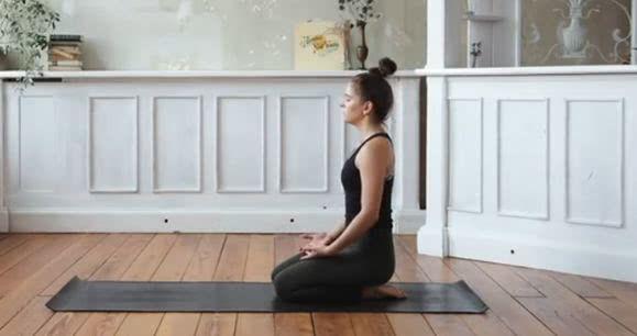 后背疼练习什么瑜伽体式,治疗后背疼痛的瑜伽动作