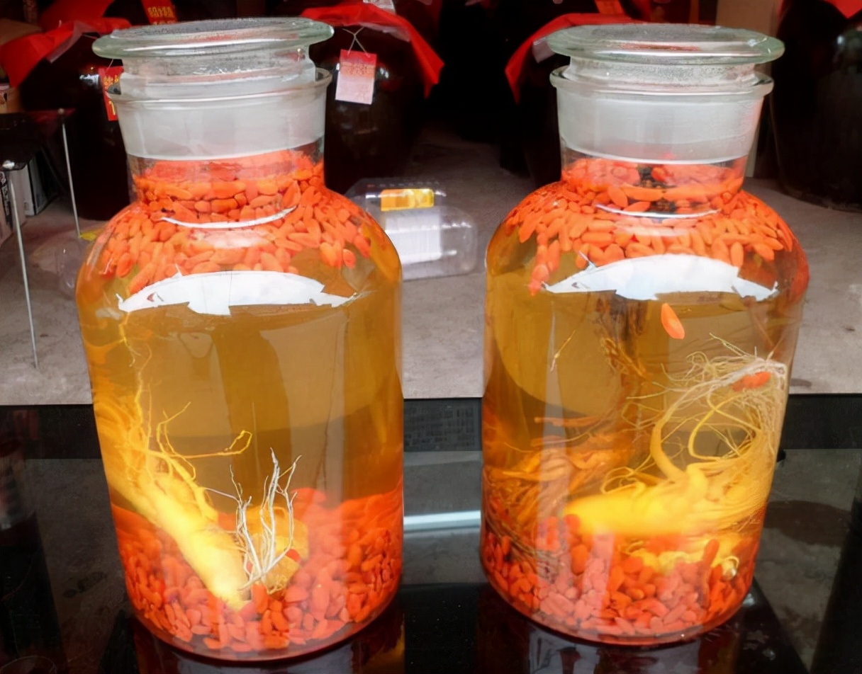 枸杞泡酒喝三两有害吗,二两枸杞泡酒喝的功效