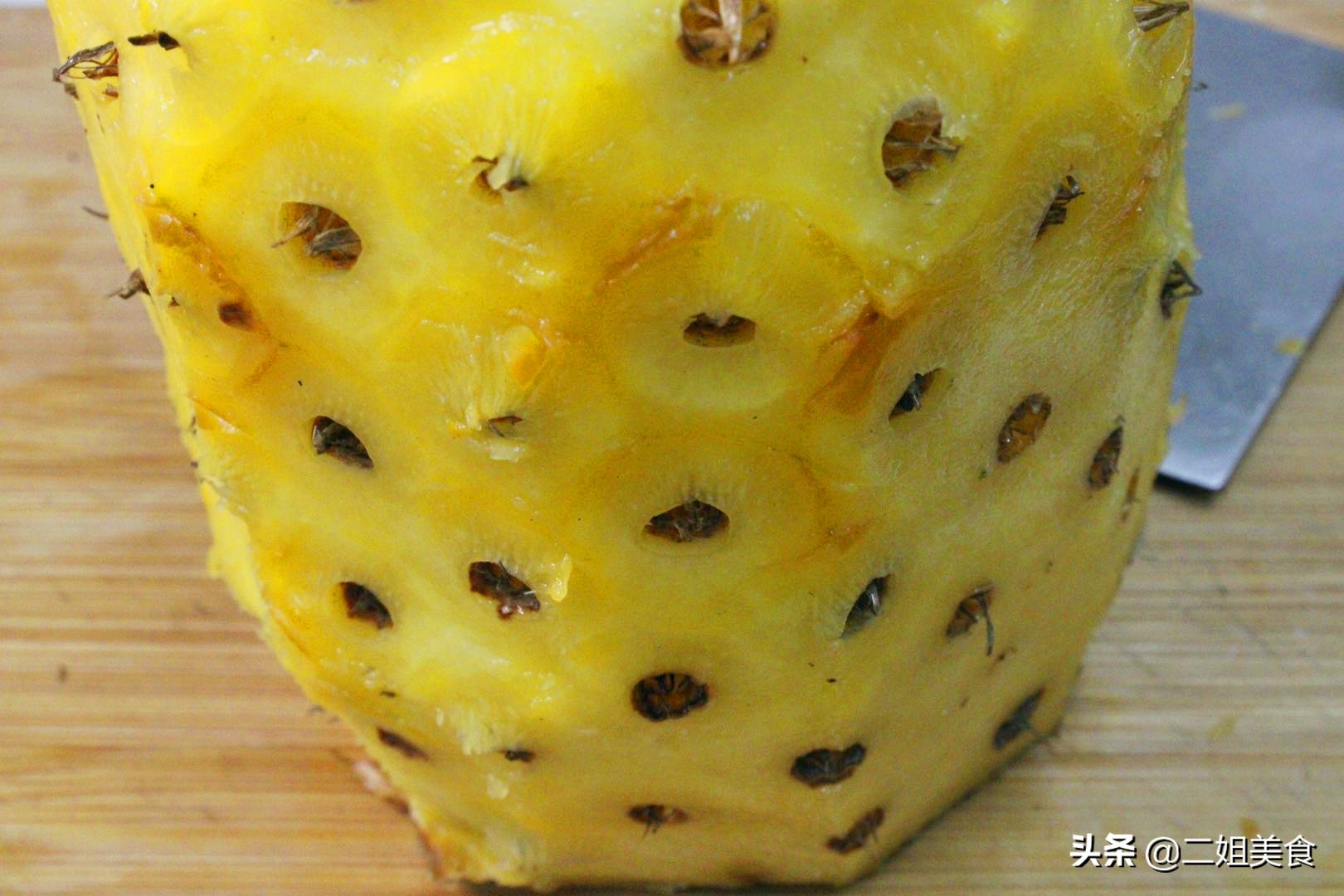 菠萝没有削皮刀的情况下怎么去皮,菠萝正确的削皮方法