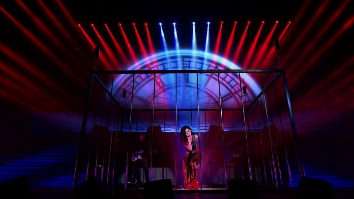 邓紫棋和林俊杰是一个级别吗,邓紫棋现场稳吗