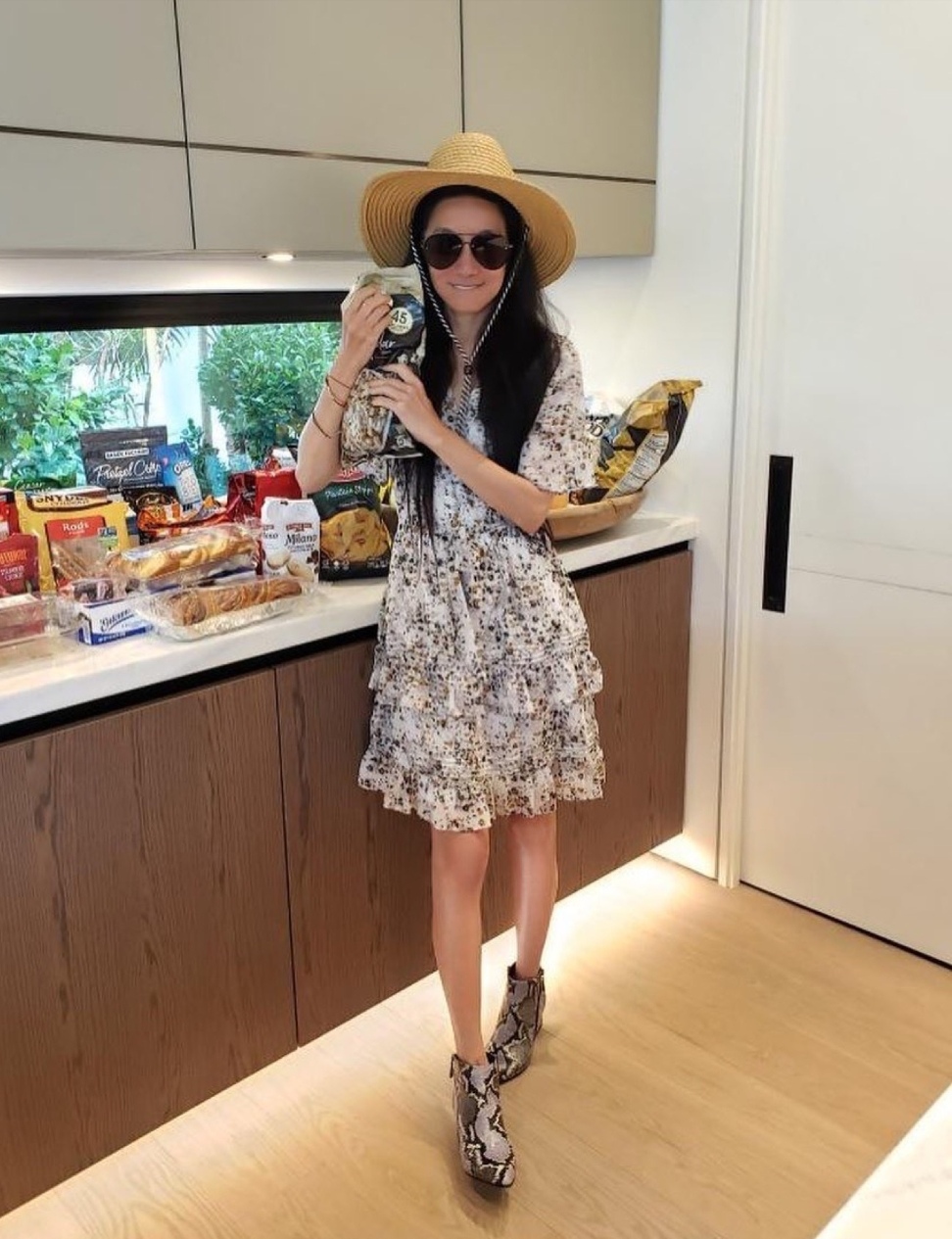 我真服了！70岁王微微有老人脸，但看到这玉女腿少女身材闭嘴了