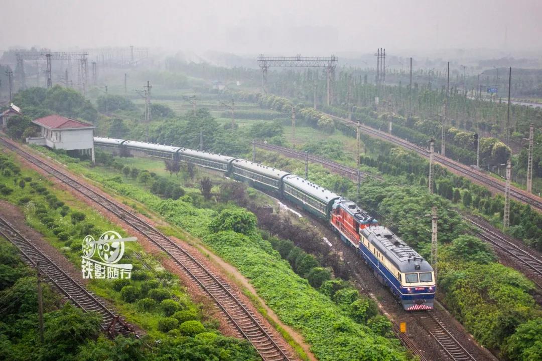 铁影车,东风11型内燃机车照片