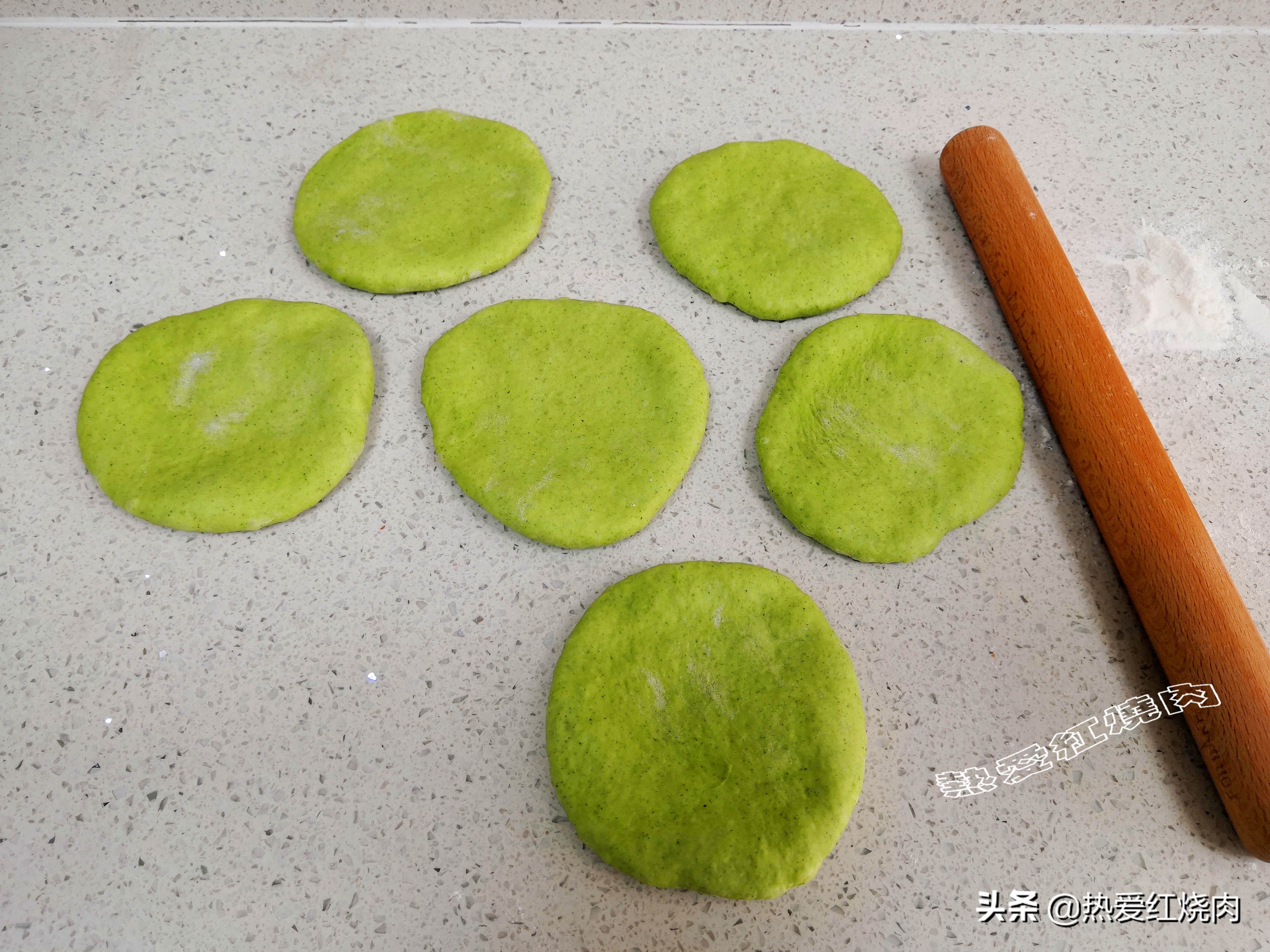 这款面包样式很独特十分松软美味,变色龙夹心面包