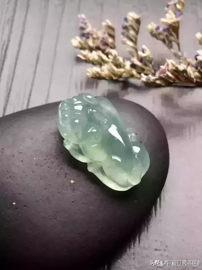 翡翠貔貅戒指正确戴法图片,翡翠貔貅的正确佩戴方法