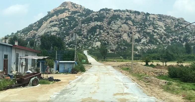 男子登山摔伤昏迷防火员爬山营救,男子中暑晕倒在大山里防火员营救