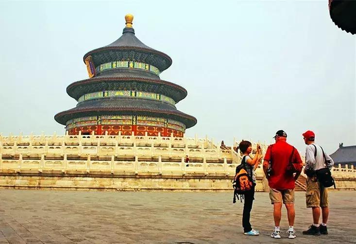 北京面向国外游客售卖的“导游T恤”，自带导航功能和旅游攻略