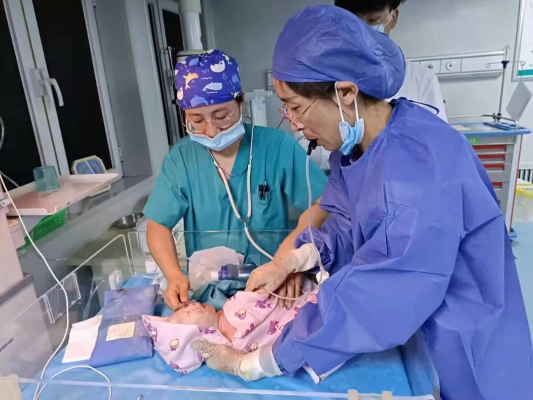 惊险孕妇在急救车上生下宝宝,孕妇遭遇车祸孩子奇迹生还