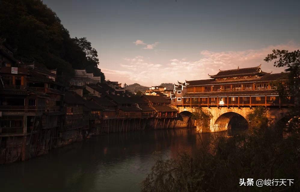 中国最美丽的小城，历经沧桑翘檐如翼的吊脚楼，缓缓流淌的沱江